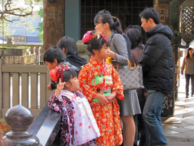 Les enfants en tenue traditionnelle