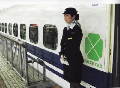 L’hôtesse d’accueil du Shinkansen