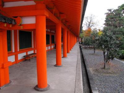 Le mur extérieur du temple de Sanjusangen-do