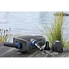 Oase Aquamax Eco Premium 6000 - 12000 en 12 Volts au bord d'un bassin