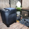 Distributeur JBL ProPond Autofood 25l au bord de l'eau