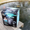 Distributeur JBL ProPond Autofood 25l au bord du bassin